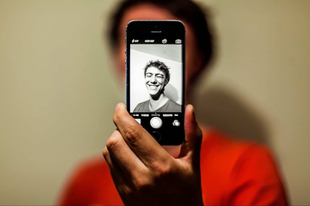 Can I take a Singapore passport photo with my phone